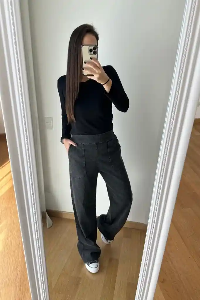 PANTALON DE JEAN CON APLIQUE
