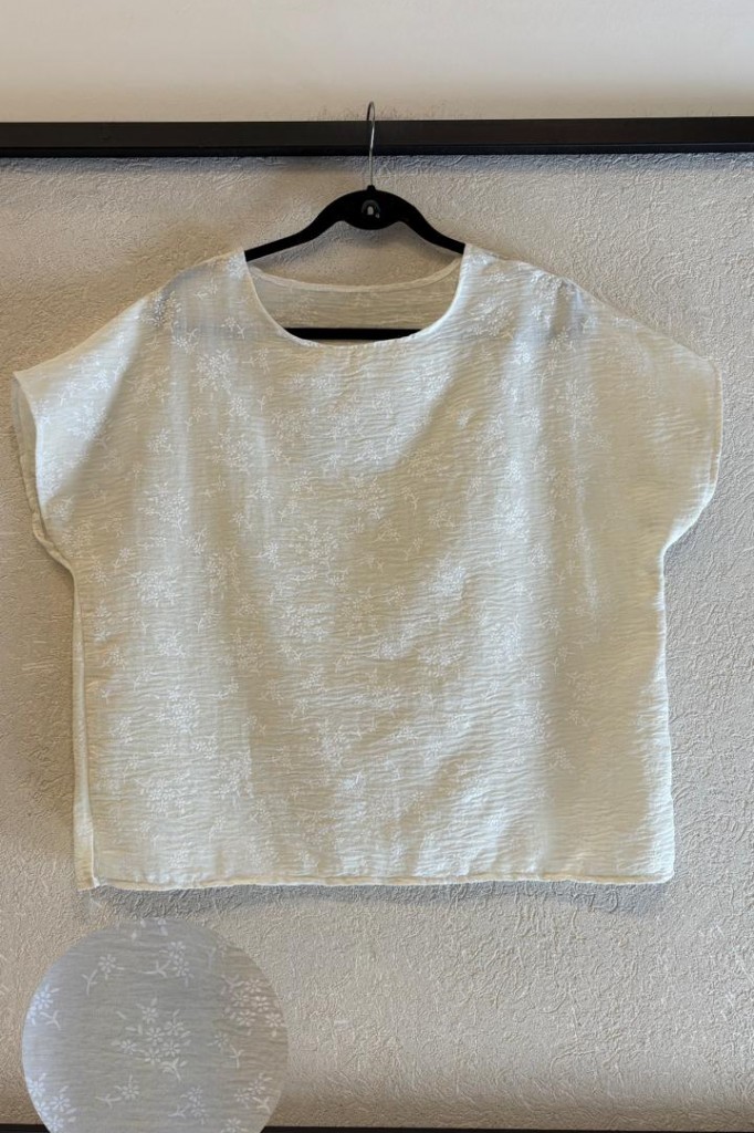 REMERA FLOR SIMIL LINO