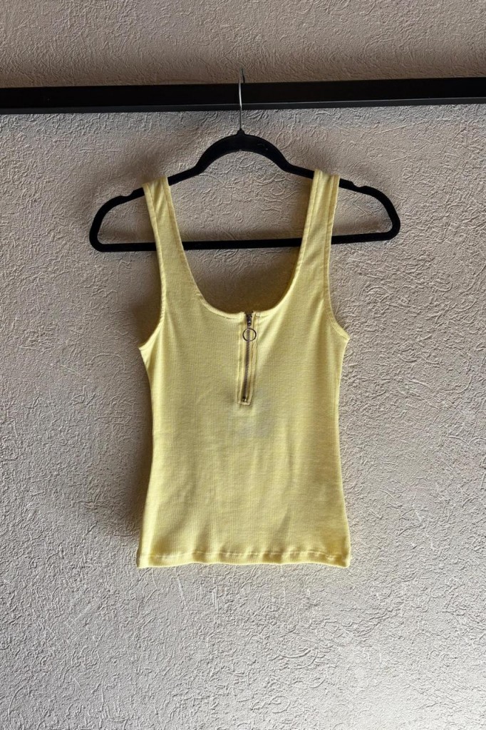 MUSCULOSA CON CIERRE