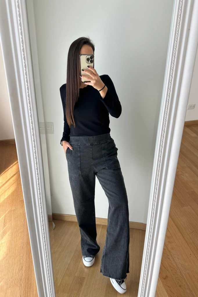 PANTALON DE JEAN CON APLIQUE