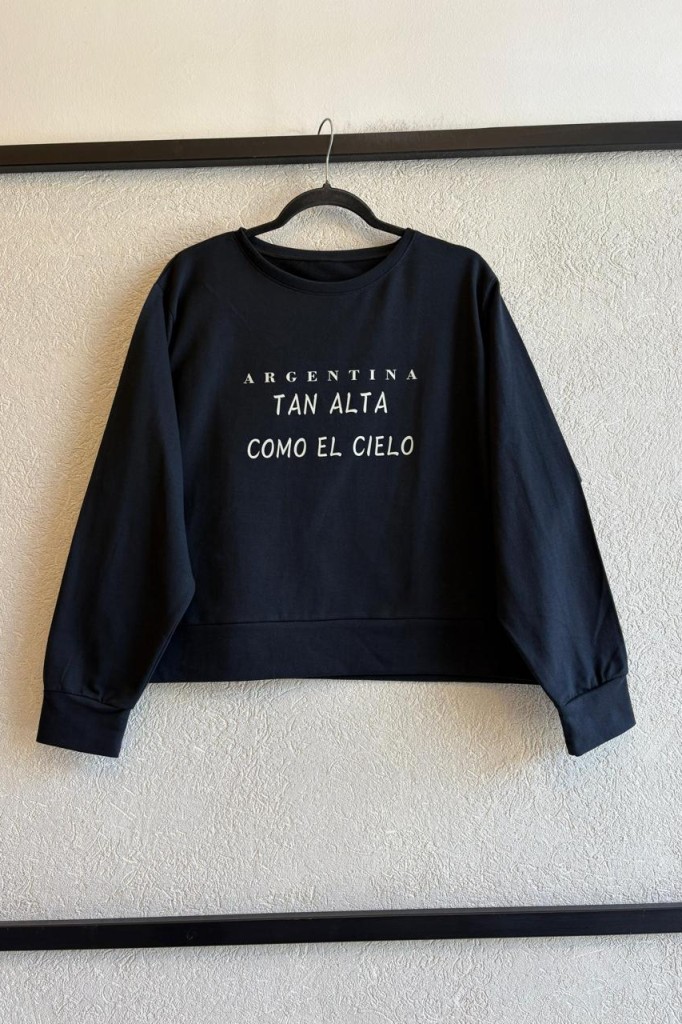 BUZO IRMA ESTAMPADA: ALTA COMO EL CIELO