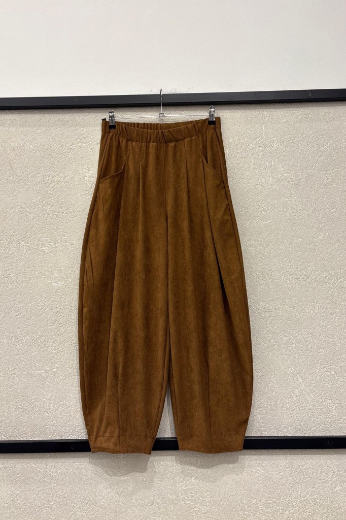 BABUCHA PINZADA GAMUZA