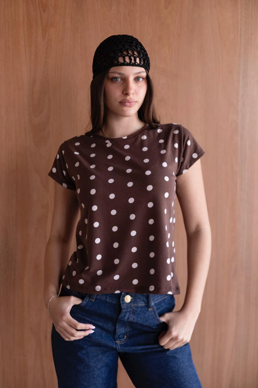 REMERA MICA ESCOTE REDONDO LUNARES