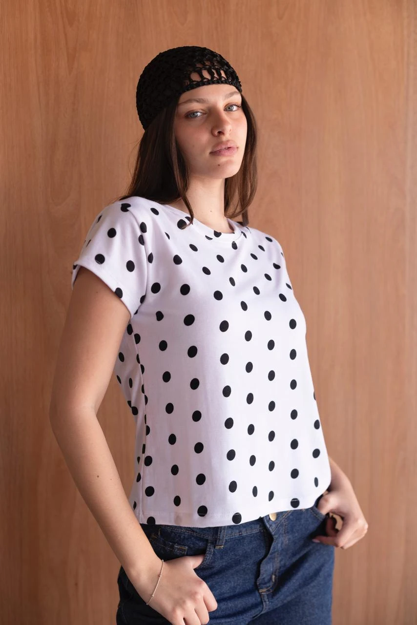 REMERA MICA ESCOTE REDONDO LUNARES