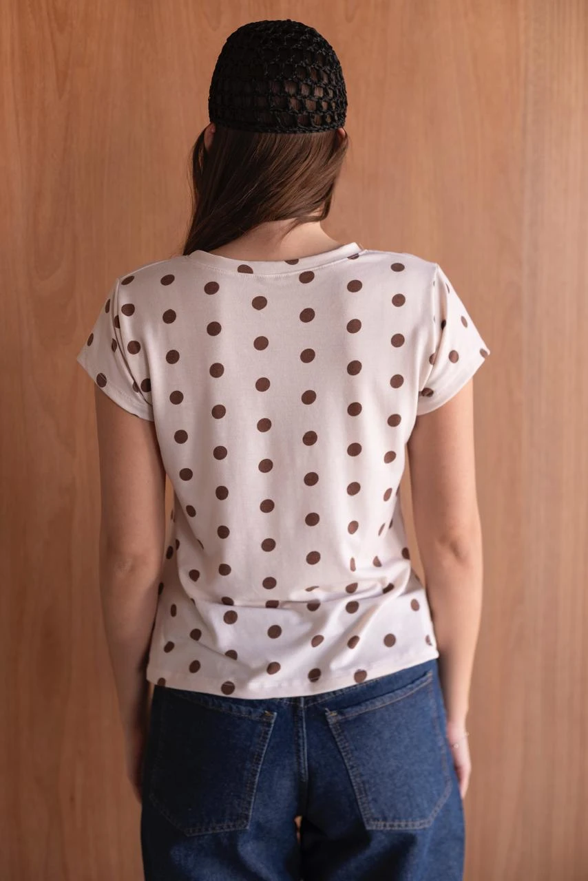 REMERA MICA ESCOTE REDONDO LUNARES