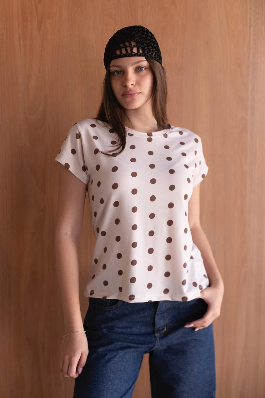 REMERA MICA ESCOTE REDONDO LUNARES