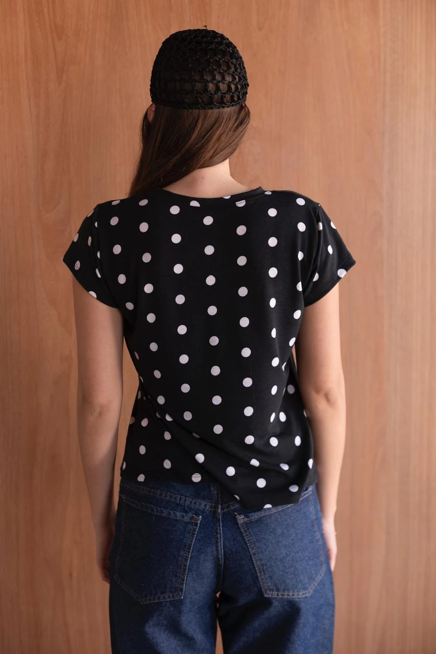 REMERA MICA ESCOTE REDONDO LUNARES