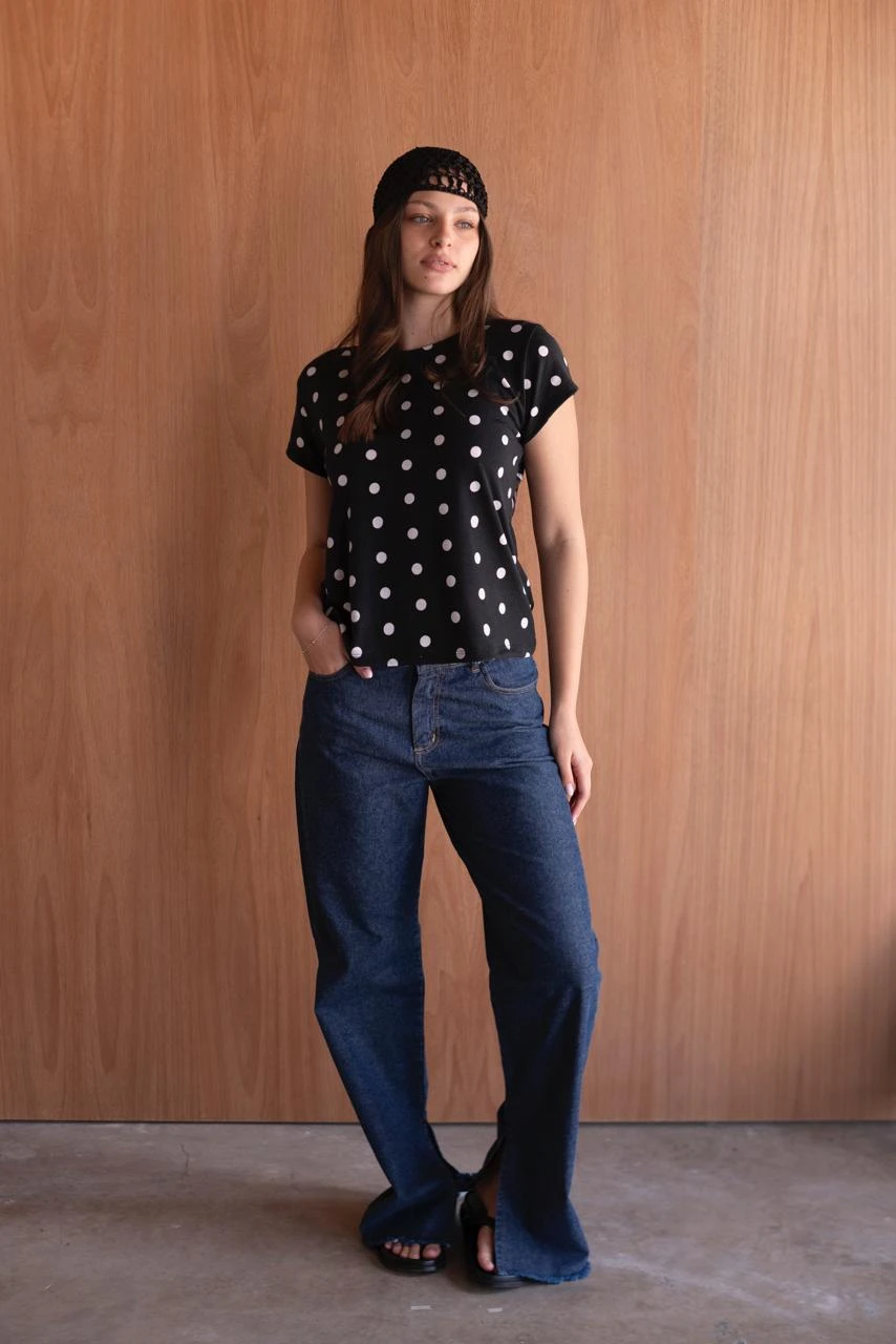 REMERA MICA ESCOTE REDONDO LUNARES
