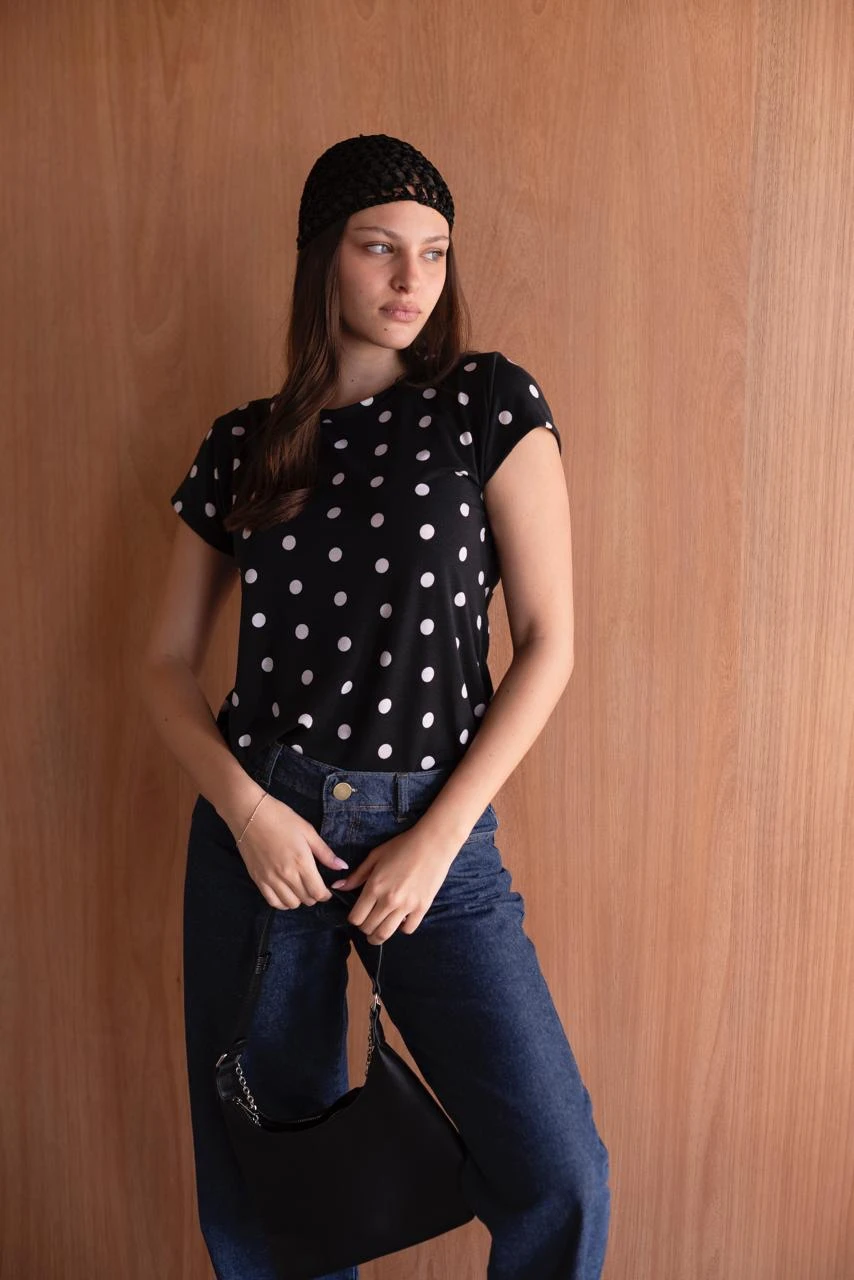 REMERA MICA ESCOTE REDONDO LUNARES