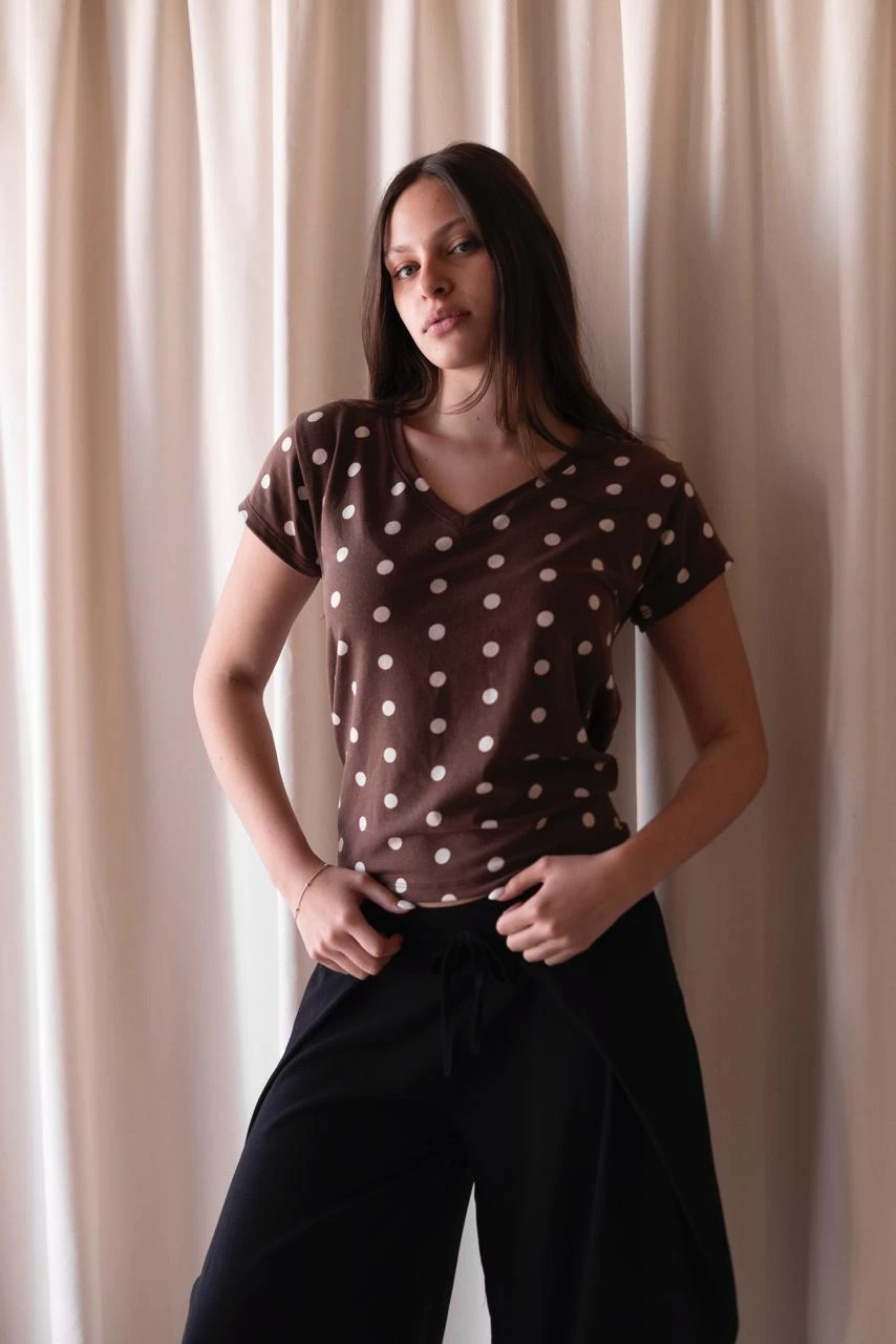 REMERA MICA ESCOTE V LUNARES
