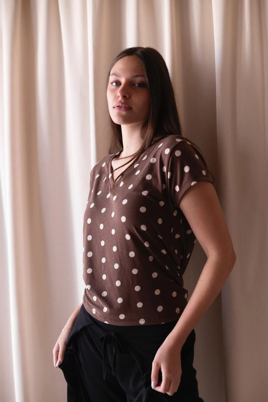 REMERA MICA ESCOTE V LUNARES