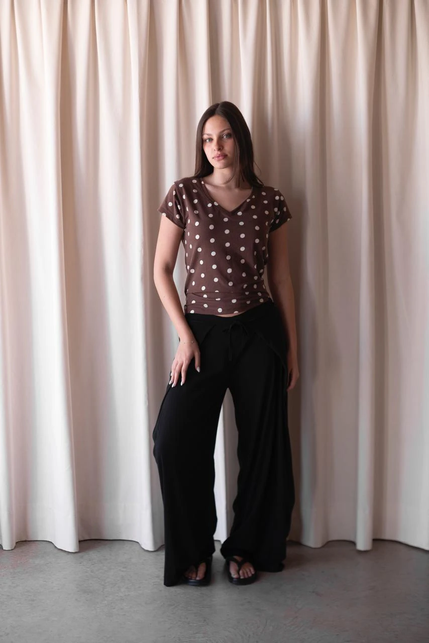 REMERA MICA ESCOTE V LUNARES