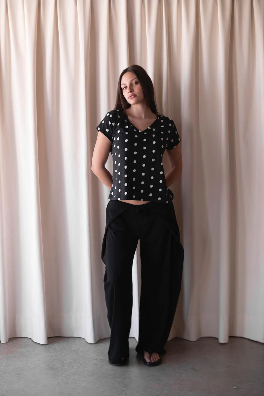 REMERA MICA ESCOTE V LUNARES