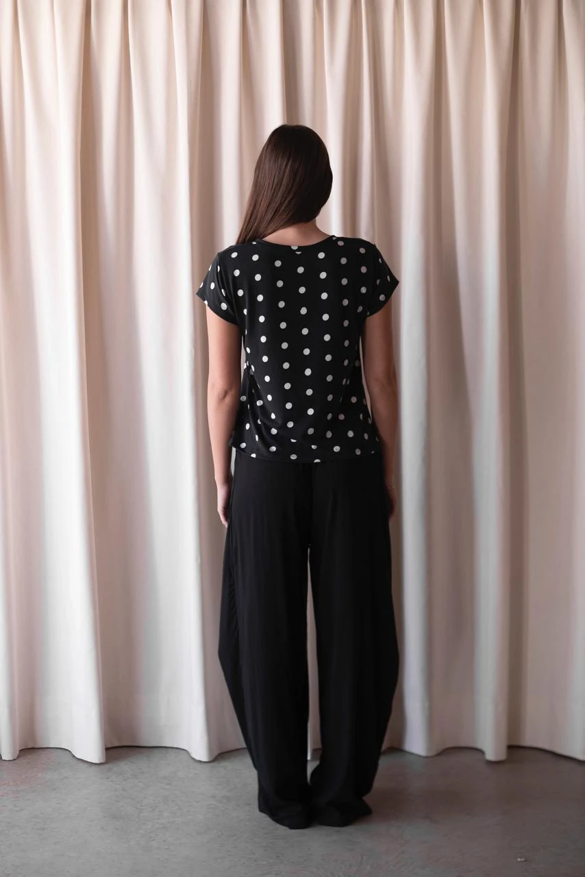 REMERA MICA ESCOTE V LUNARES