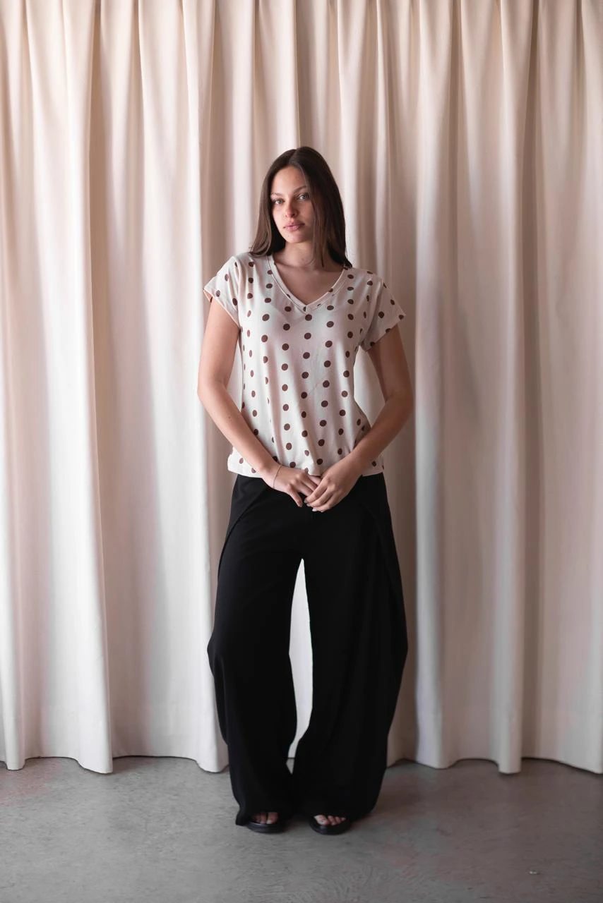 REMERA MICA ESCOTE V LUNARES