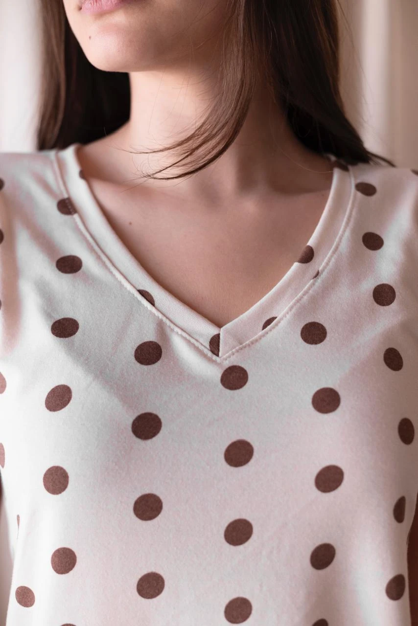 REMERA MICA ESCOTE V LUNARES