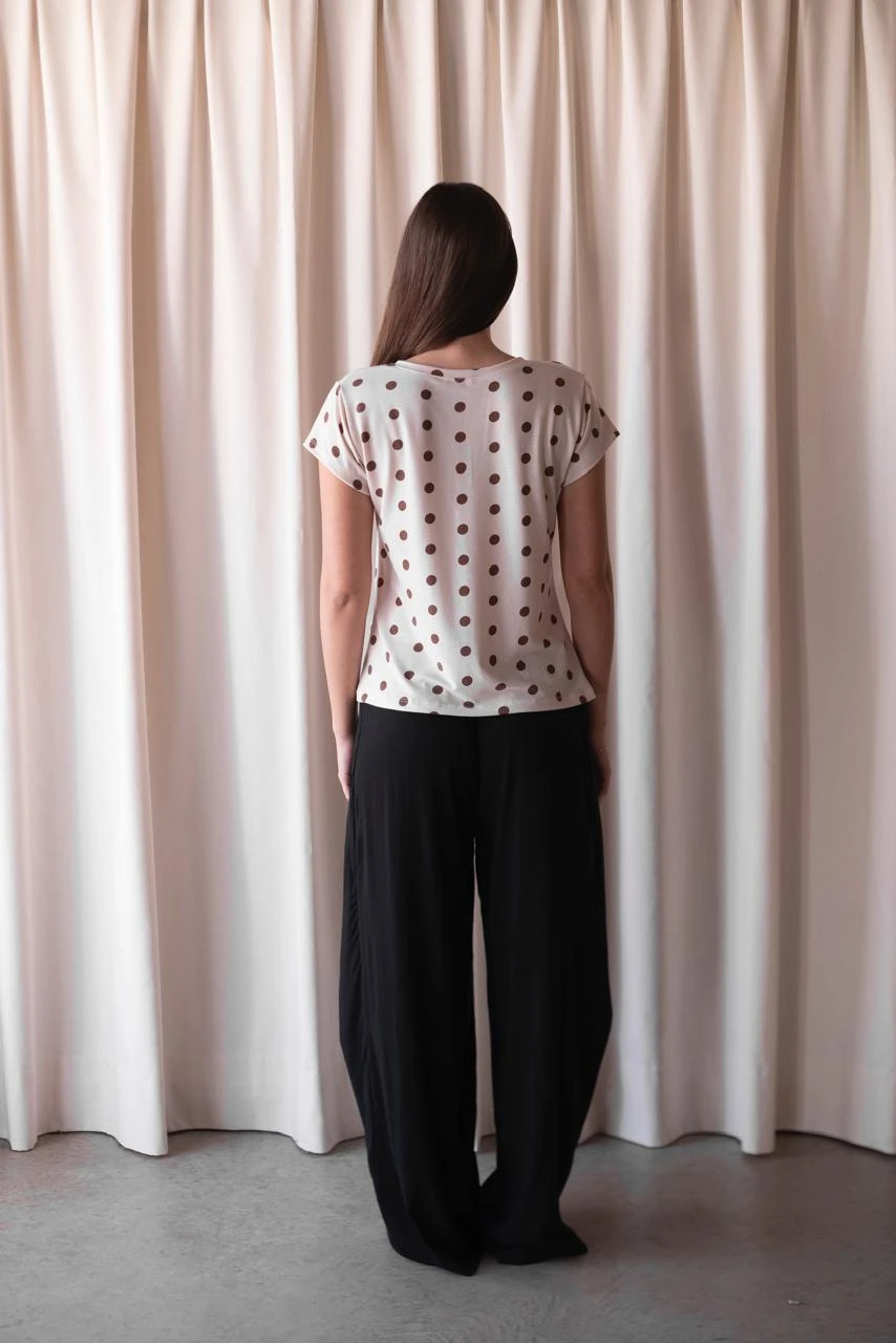 REMERA MICA ESCOTE V LUNARES