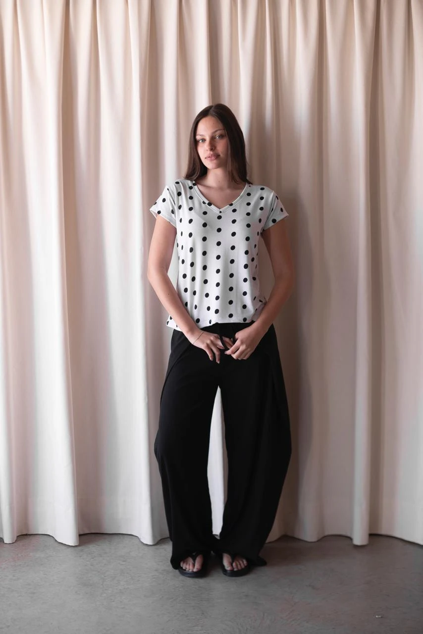 REMERA MICA ESCOTE V LUNARES