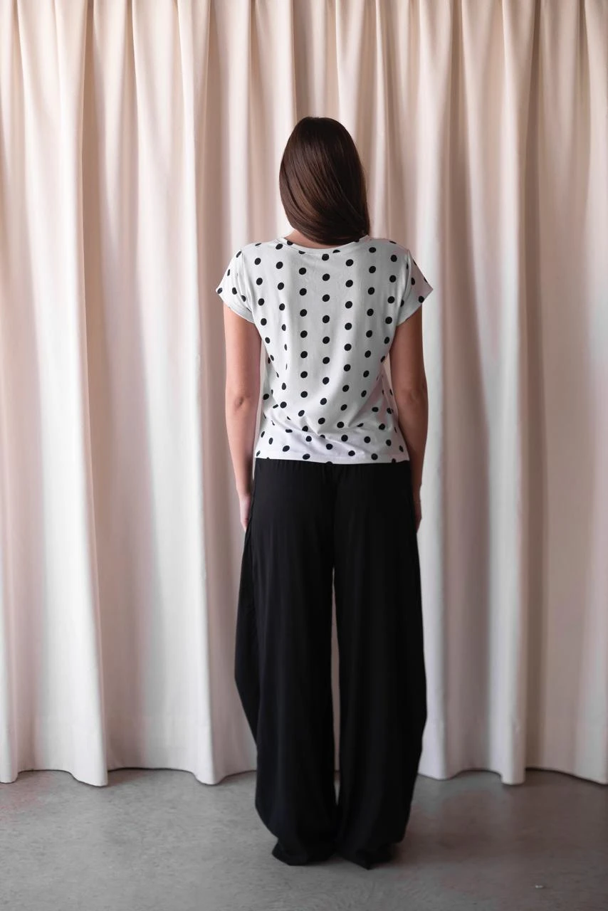 REMERA MICA ESCOTE V LUNARES
